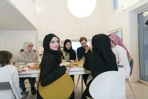 família muçulmana fazendo iftar dua para quebrar o jejum durante o ramadã. foto