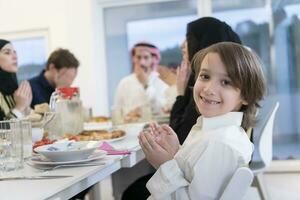 família muçulmana fazendo iftar dua para quebrar o jejum durante o ramadã. foto