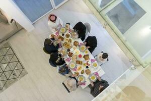 vista superior da família muçulmana tendo iftar durante o mês sagrado do ramadã foto