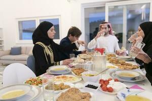 família muçulmana fazendo iftar dua para quebrar o jejum durante o ramadã. foto