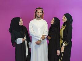 grupo retrato do jovem muçulmano pessoas árabe homens com três muçulmano mulheres dentro uma elegante vestir foto