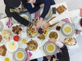 vista superior da família muçulmana tendo iftar durante o mês sagrado do ramadã foto