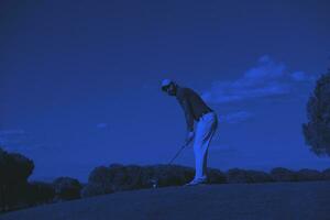 jogador de golfe acertando um tiro longo foto