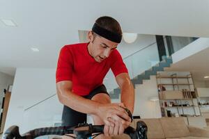 uma homem equitação uma triatlo bicicleta em uma máquina simulação dentro uma moderno vivo sala. Treinamento durante pandemia condições. foto