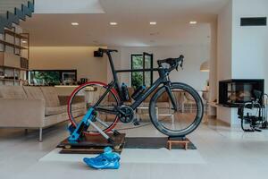 foto do uma triatlo bicicleta dentro a vivo quarto pronto para Treinamento às casa vencimento para a corona vírus