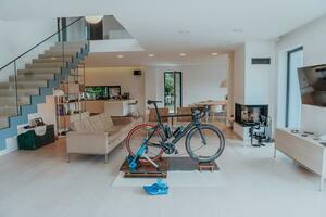 foto do uma triatlo bicicleta dentro a vivo quarto pronto para Treinamento às casa vencimento para a corona vírus