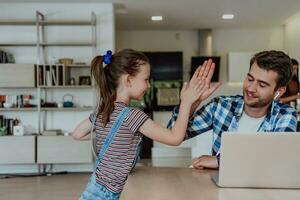 pai e filha dentro moderno casa falando juntos em computador portátil com seus família durante feriados. a vida do uma moderno família foto