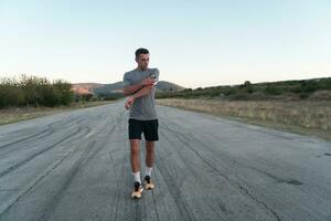 corrida exercite-se homem com mp3 música jogador ouvindo para música com mp3 jogador braçadeira ou inteligente Móvel telefone. foto