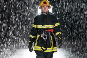 retrato do uma fêmea bombeiro em pé e caminhando bravo e otimista. foto