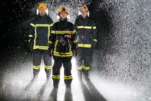 retrato do uma grupo do bombeiros em pé e caminhando bravo e otimista com uma fêmea Como equipe líder. foto