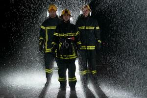 retrato do uma grupo do bombeiros em pé e caminhando bravo e otimista com uma fêmea Como equipe líder. foto