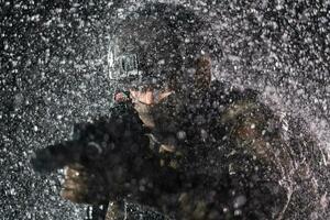 exército soldado dentro combate uniformes com a assalto rifle, prato transportadora e combate capacete indo em uma perigoso missão em uma chuvoso noite. foto