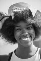 fechar o retrato de uma bela jovem afro-americana sorrindo e olhando para cima foto