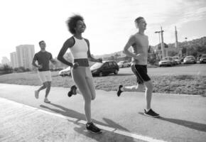 grupo multiétnico de pessoas na corrida foto