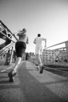 jovem casal correndo pela ponte na cidade foto