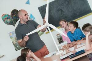 elementar escola haste robótica Sala de aula diverso grupo do crianças construção e programação moinho de vento ecologia robô conceito. juntos falando e trabalhando Como uma equipe. criativo robótica Engenharia foto