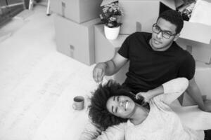casal americano africano relaxando em casa nova foto