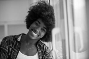 retrato de uma jovem e bela mulher negra foto