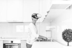 mulher usando óculos vr-headset de realidade virtual foto