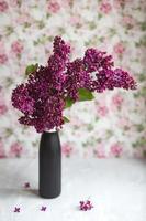 buquê de violeta lilás em um vaso. natureza morta com ramos de lilás. foto
