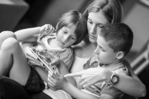 jovem família usando um tablet para fazer planos futuros foto