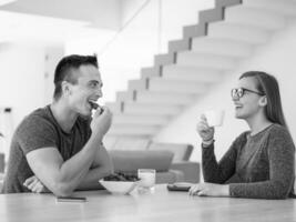 casal desfrutando de café da manhã e morangos foto