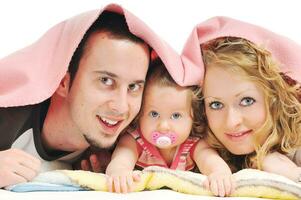 família jovem feliz juntos em estúdio foto