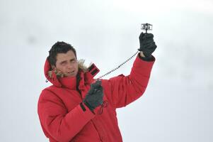 tempo meteo homem medir a velocidade do vento foto