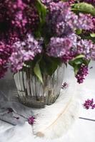 buquê de violeta lilás em um vaso. natureza morta com ramos de lilás. foto