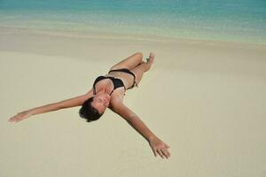 mulher feliz aproveite o horário de verão foto