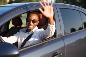 feliz condução afro-americana dá as boas-vindas, no verão