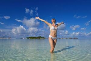 mulher feliz aproveite o horário de verão foto