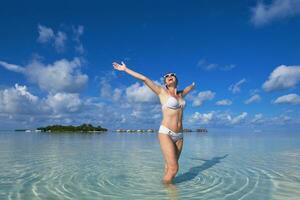 mulher feliz aproveite o horário de verão foto