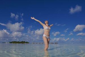 mulher feliz no verão foto