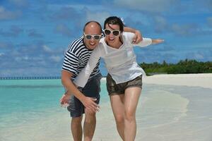 feliz casal jovem se diverte no verão foto