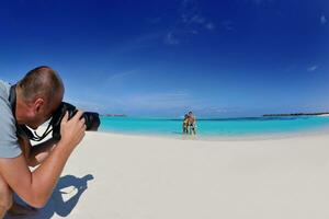 fotógrafo tirando foto na praia