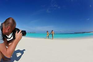 fotógrafo tirando foto na praia