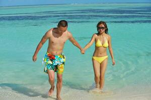 casal asiático curtindo o verão na praia foto