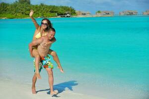 casal jovem feliz curtindo o verão na praia foto