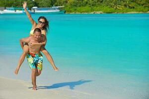 casal jovem feliz curtindo o verão na praia foto