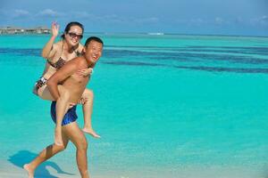 casal jovem feliz curtindo o verão na praia foto