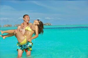 casal jovem feliz curtindo o verão na praia foto