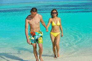 casal jovem feliz curtindo o verão na praia foto