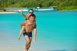 casal jovem feliz curtindo o verão na praia foto