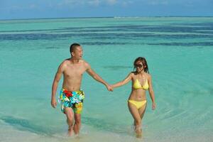 casal asiático curtindo o verão na praia foto