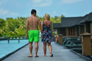 casal jovem feliz nas férias de verão se divertir e relaxar foto