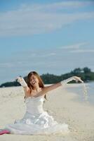 noiva asiática na praia foto
