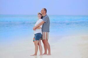 feliz casal jovem se divertir na praia foto