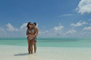 feliz casal jovem se divertir na praia foto