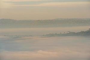 névoa matinal no mirante khao kho, província de phetchabun foto